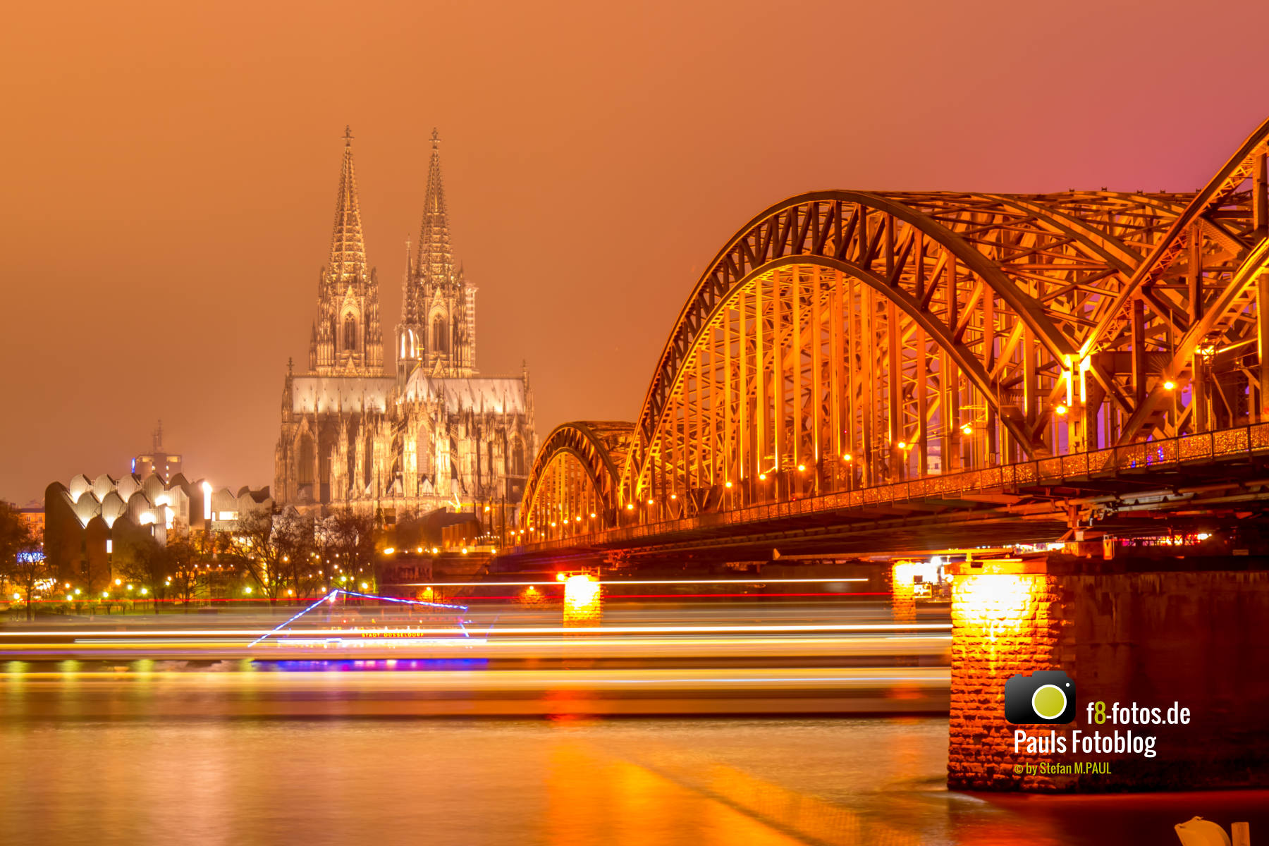 Lichtstreifen eine Schiffs auf dem Rhein bei Köln