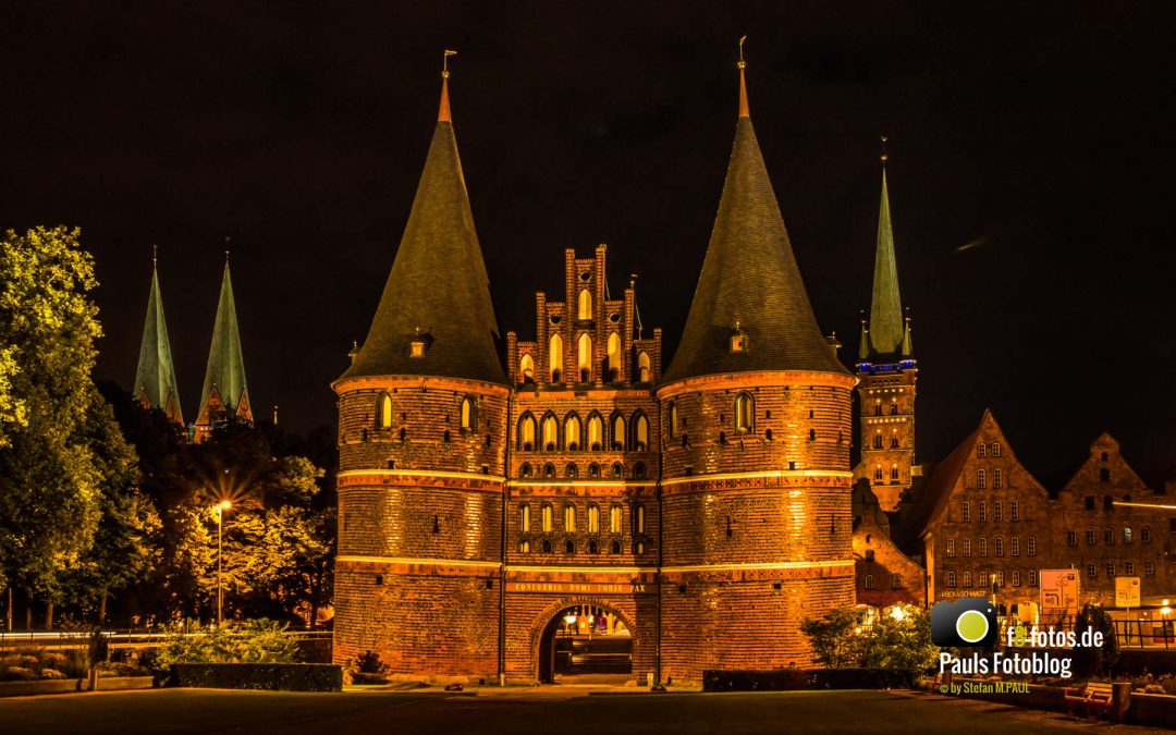 Das Holstentor in Lübeck in der Nacht
